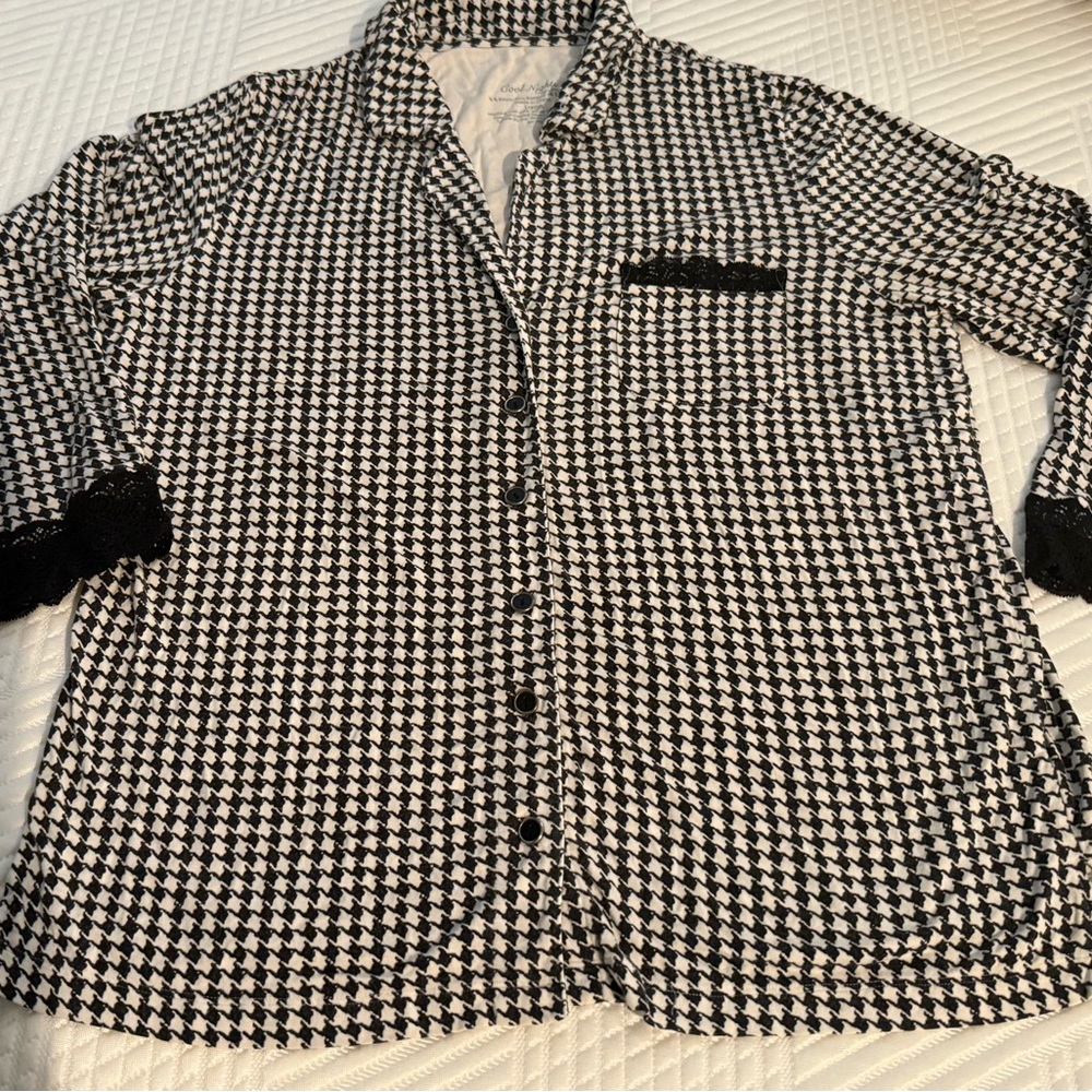 Soma Black and White cool nights sleep top